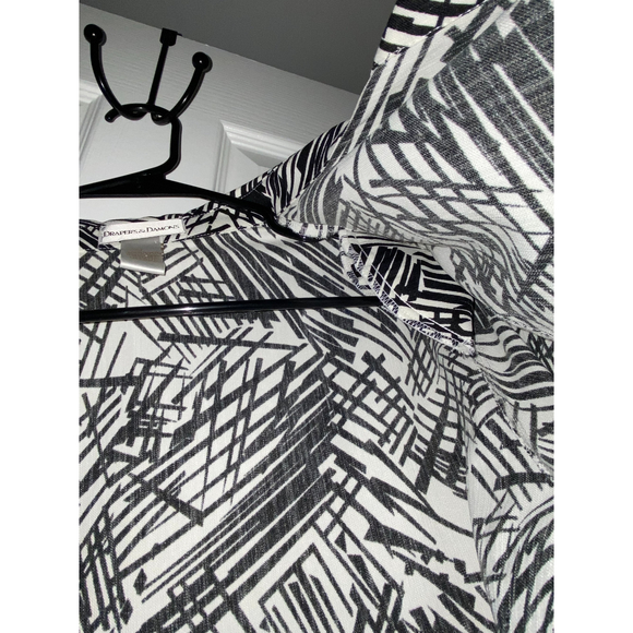 Drapers and damon size large black and white floral long sleeve button up - Picture 4 of 5